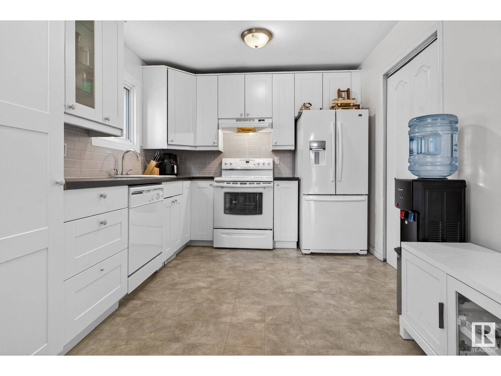 Edmonton, AB T5X5T1,182 LANCASTER TC NW