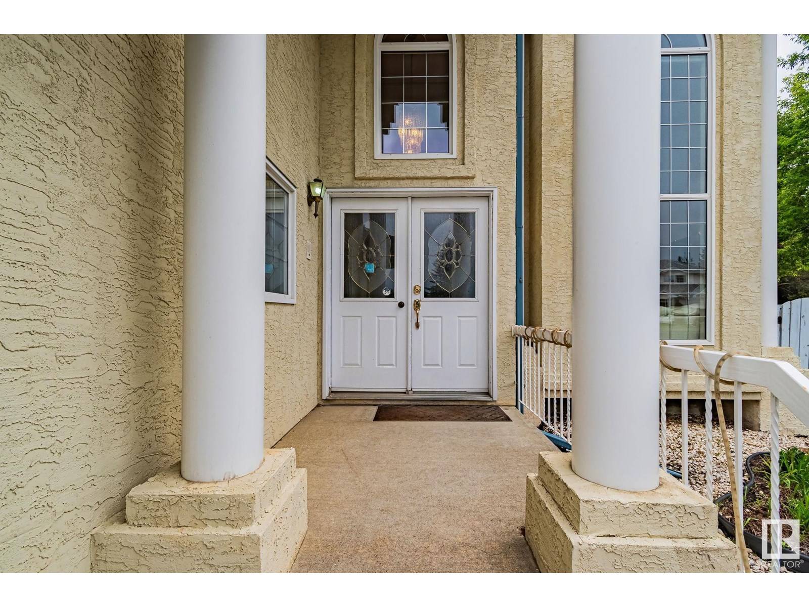 Edmonton, AB T5J6S8,11205 10 AV NW
