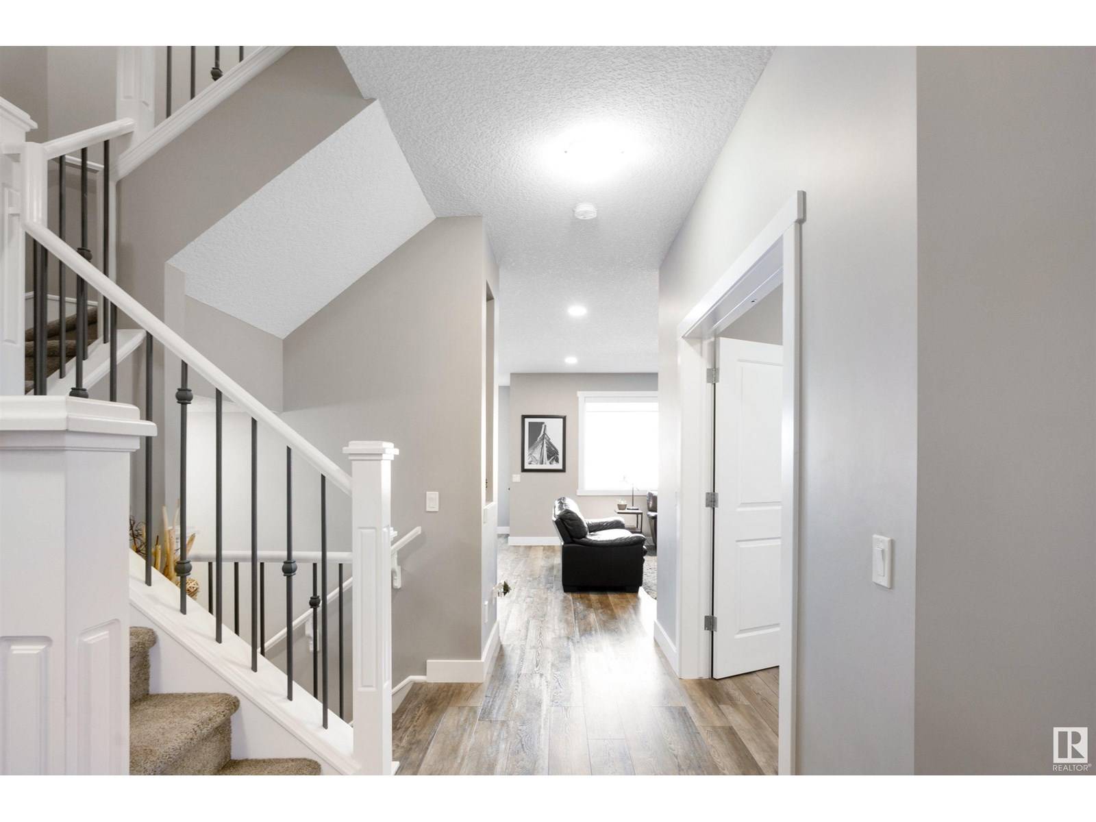 Edmonton, AB T6W4E4,15632 14 AV SW