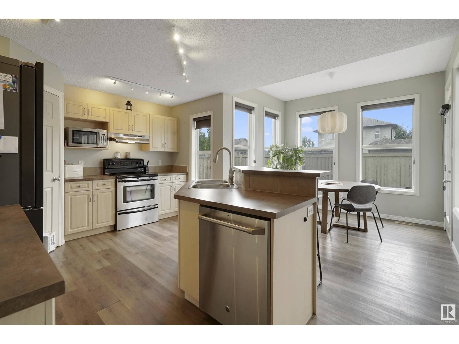 Edmonton, AB T6X1E2,8782 5 AV SW