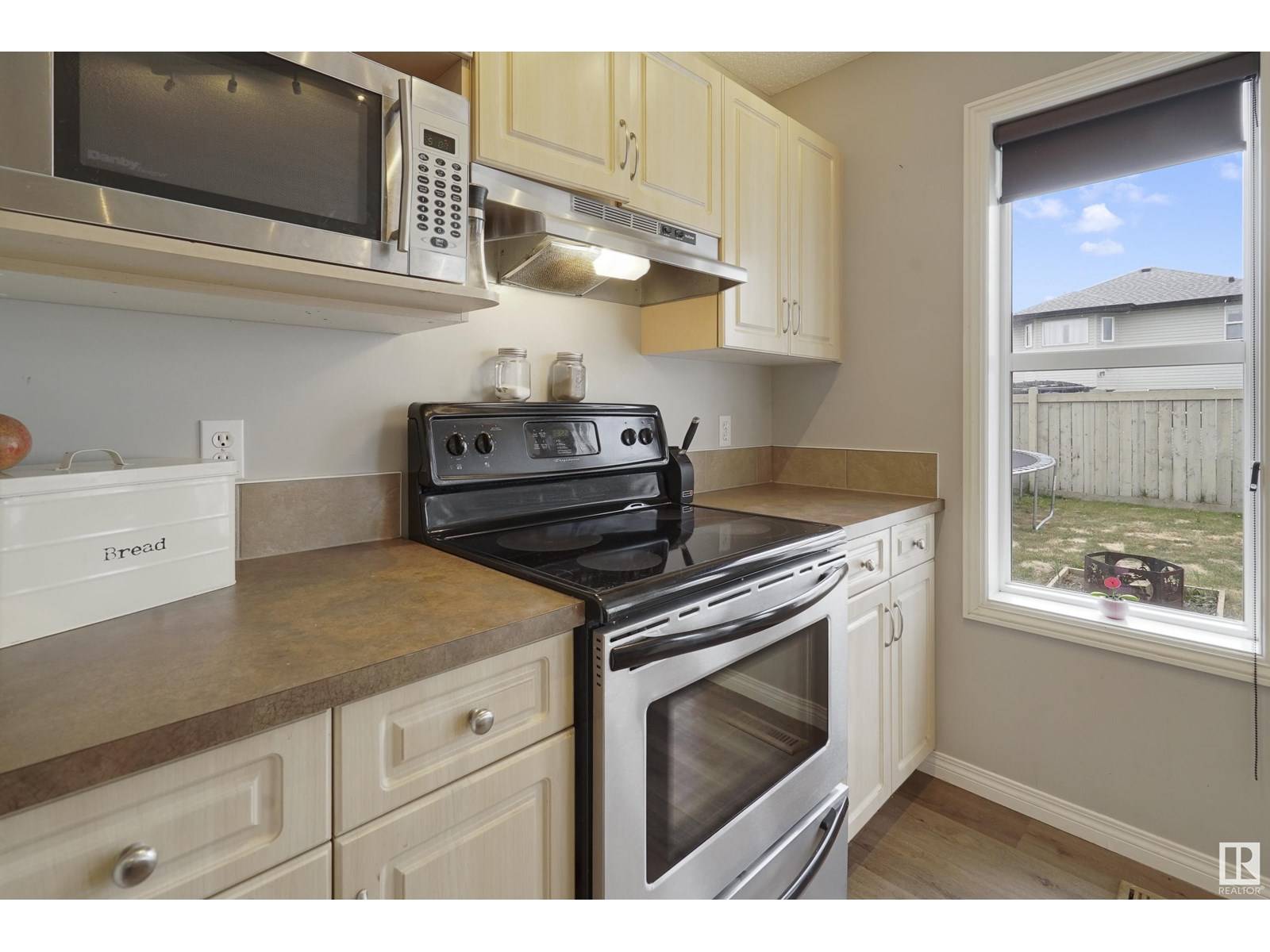Edmonton, AB T6X1E2,8782 5 AV SW