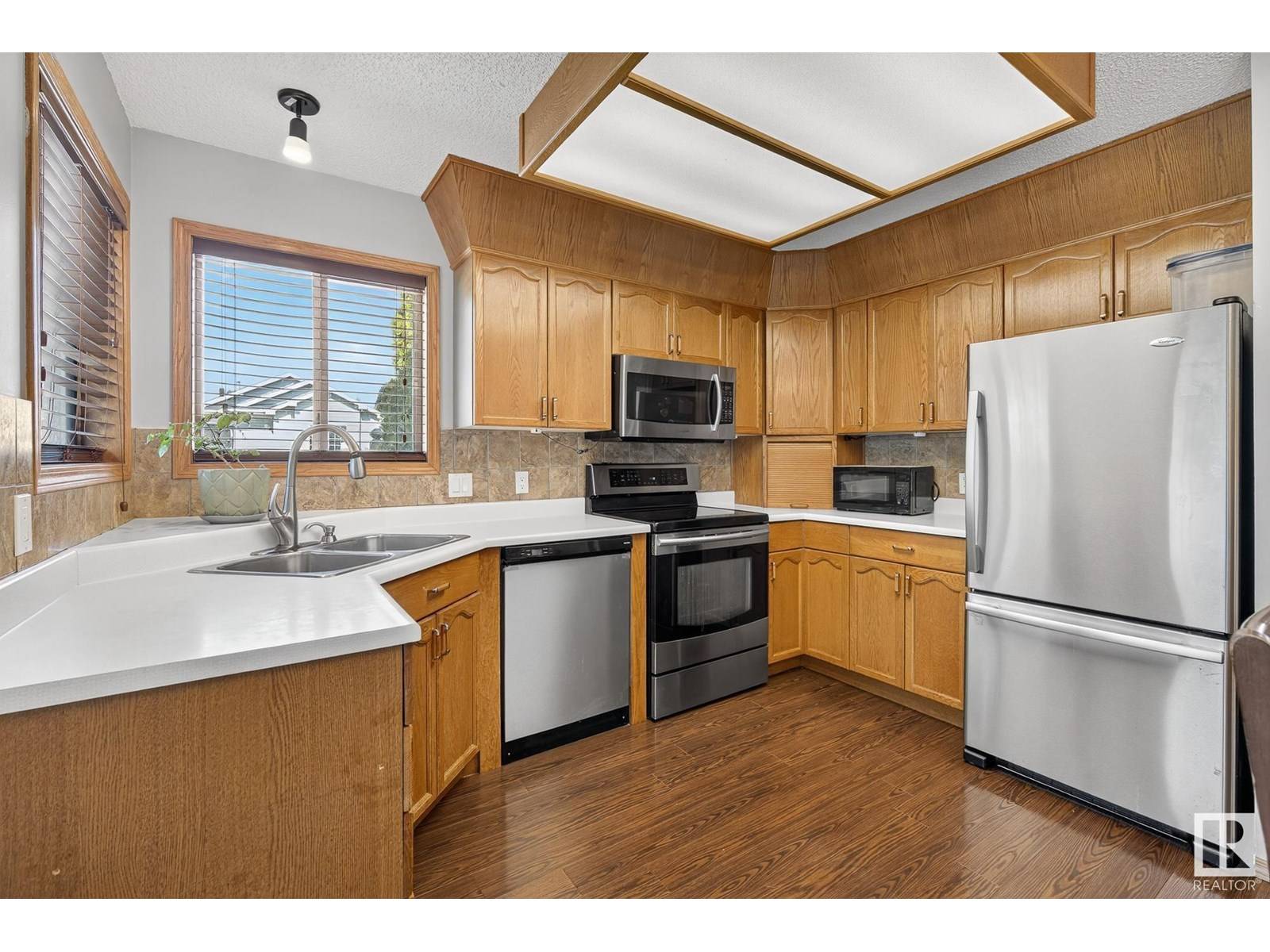 Edmonton, AB T6L6M8,3627 40 AV NW