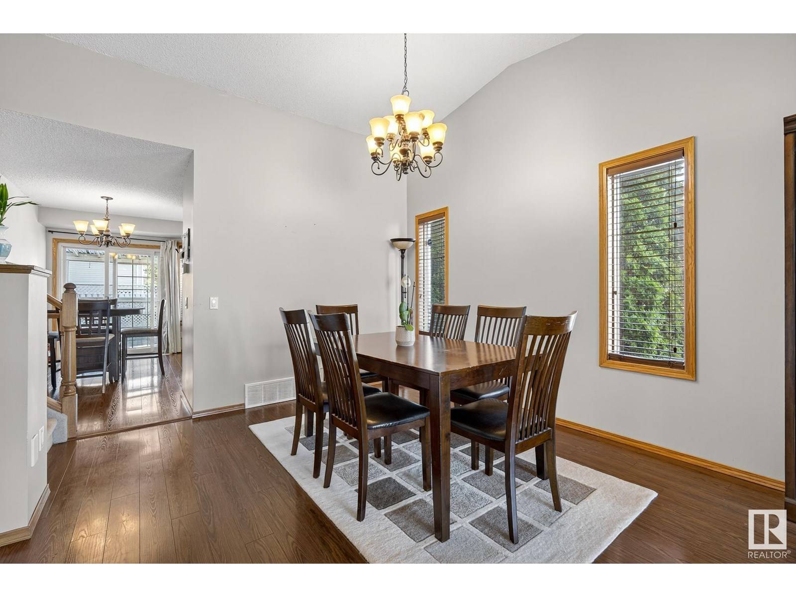 Edmonton, AB T6L6M8,3627 40 AV NW