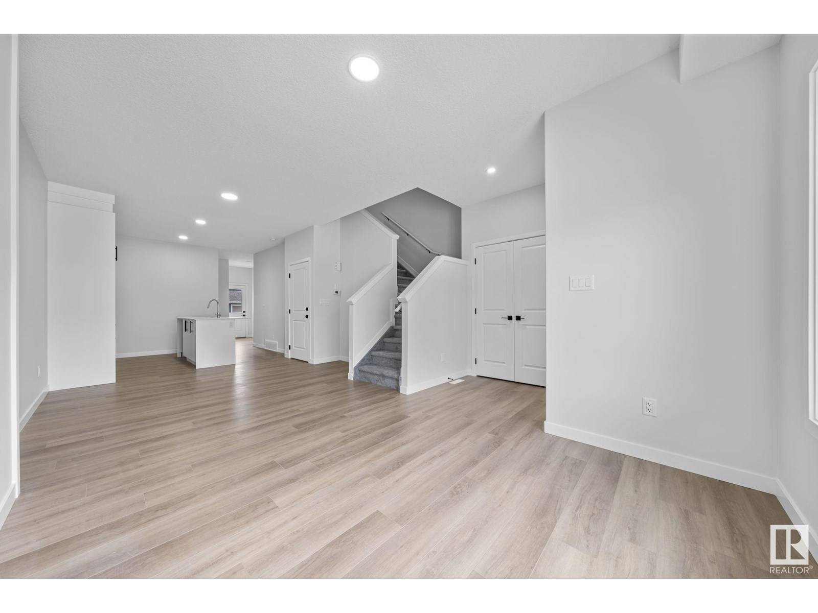 Edmonton, AB T6W5K1,16521 20 AV SW