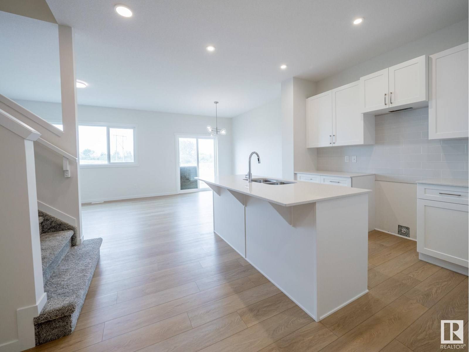 Edmonton, AB T6M3H1,2511 211 ST NW