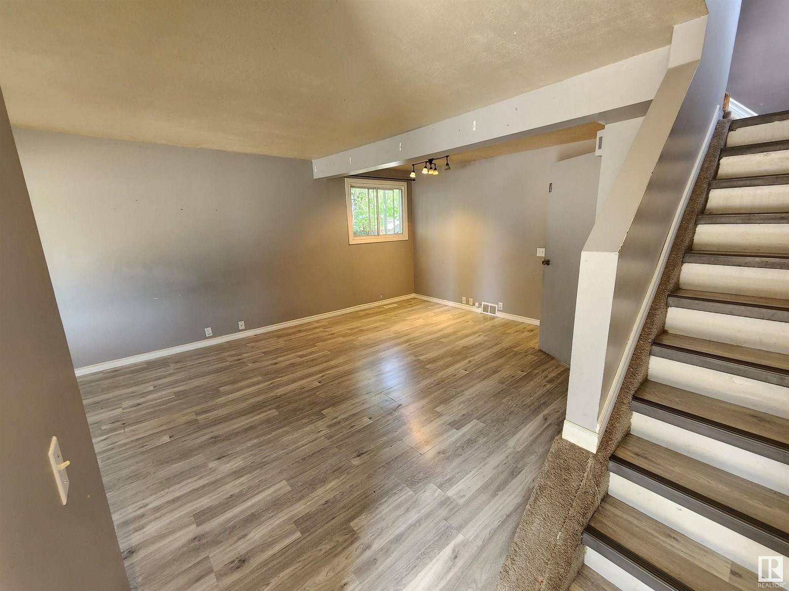 Morinville, AB T8R1E1,10410 97 AV