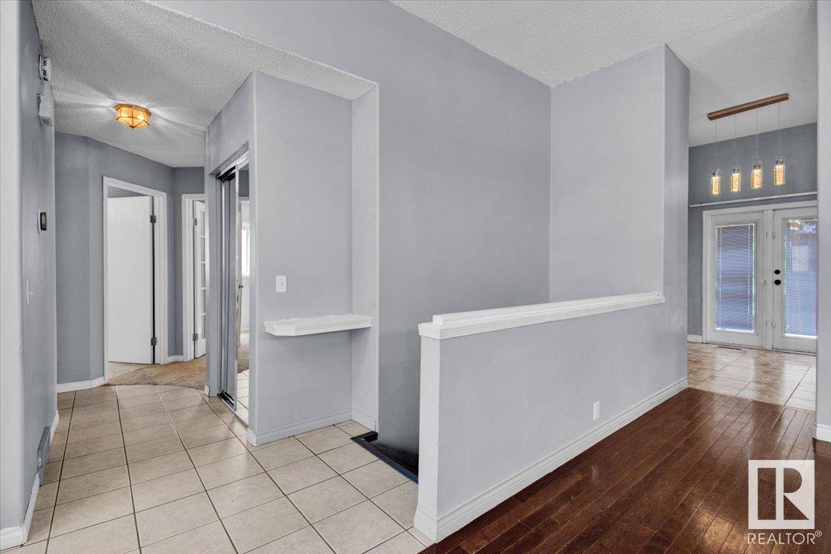 Edmonton, AB T6L6M8,3524 40 AV NW