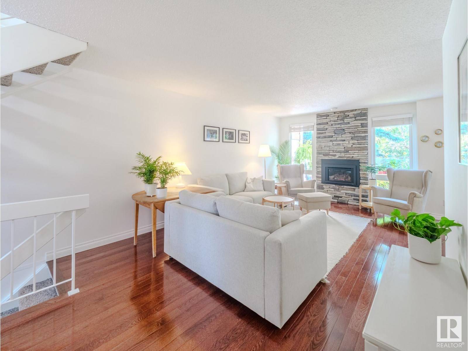 Edmonton, AB T6H5E5,64 HEARTHSTONE NW