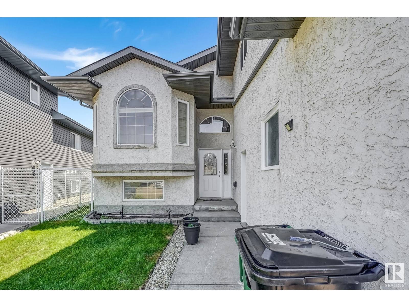 Edmonton, AB T5Y2Y8,723 KIRKNESS RD NW
