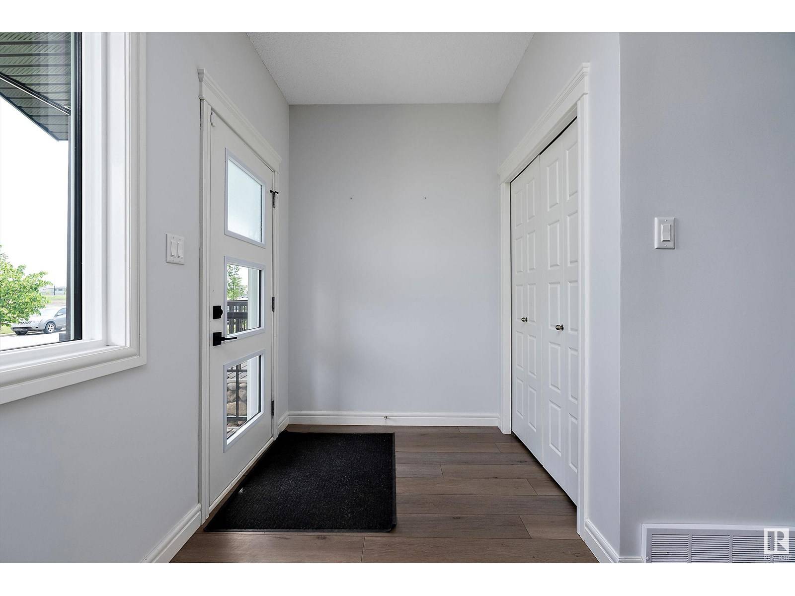 Edmonton, AB T6M1L1,2636 192 ST NW