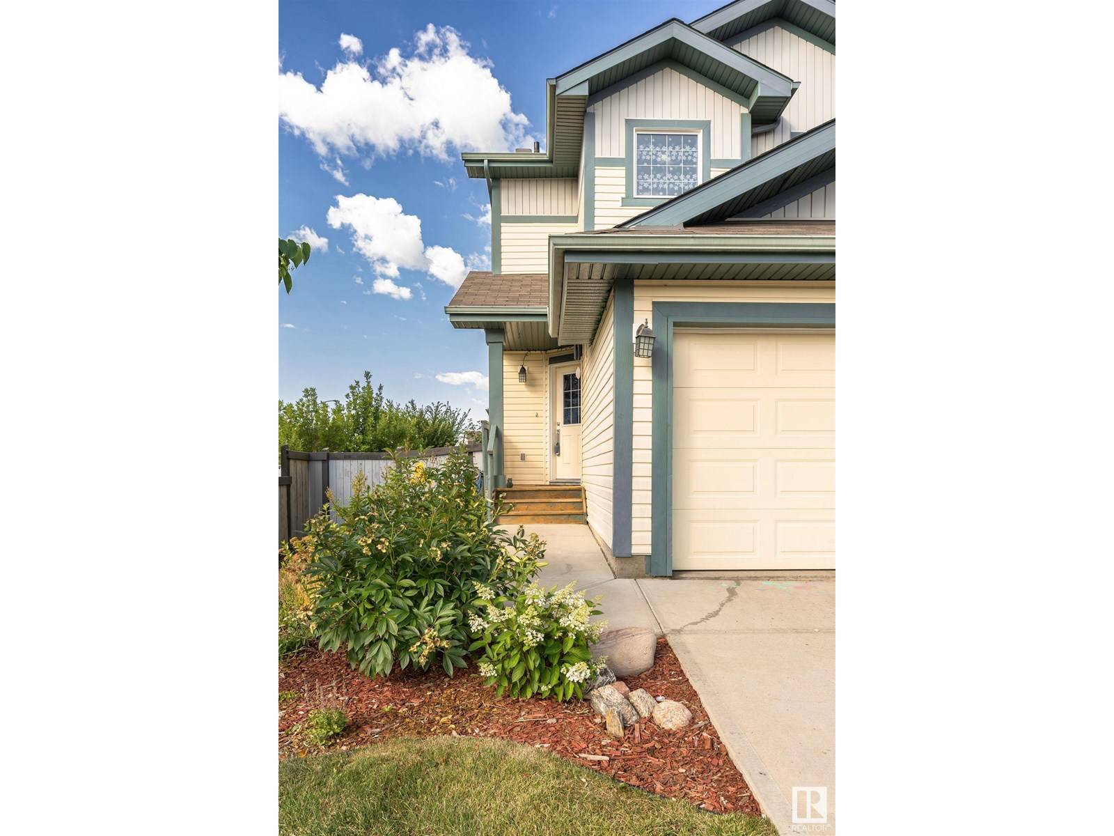 Edmonton, AB T6W2G7,632 176 ST SW