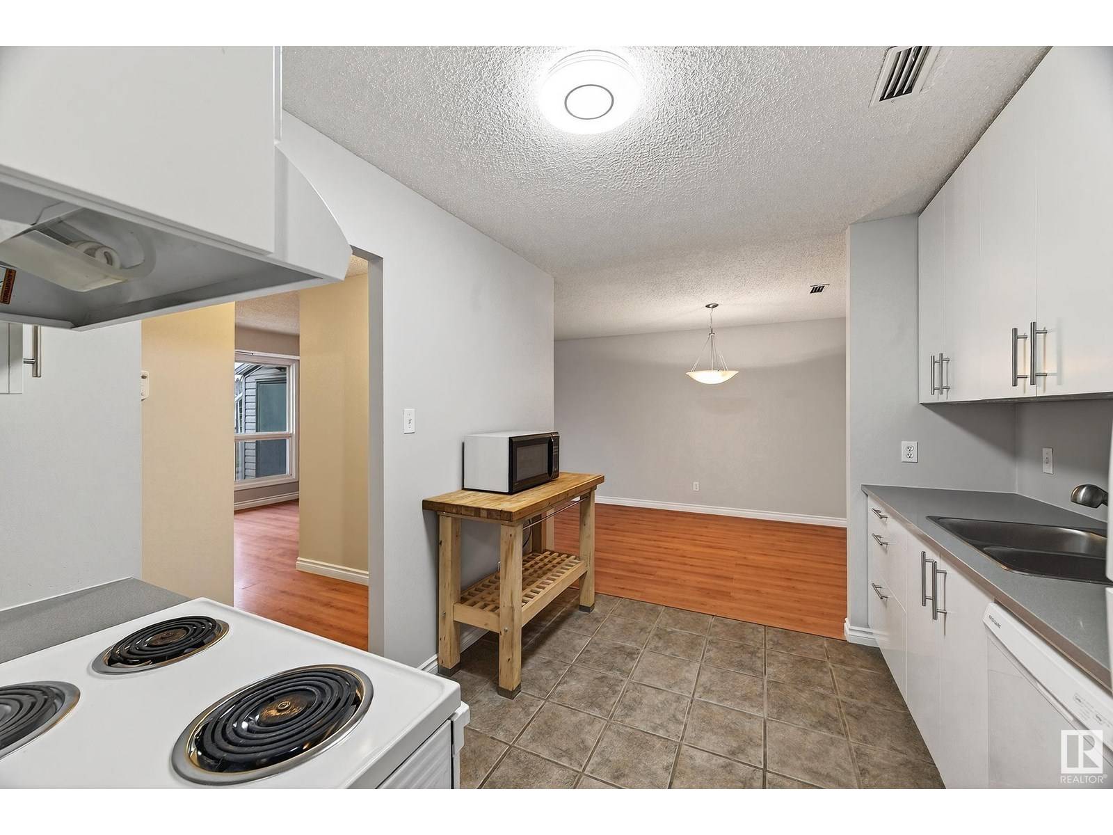 Edmonton, AB T6J5M9,1913 SADDLEBACK RD NW