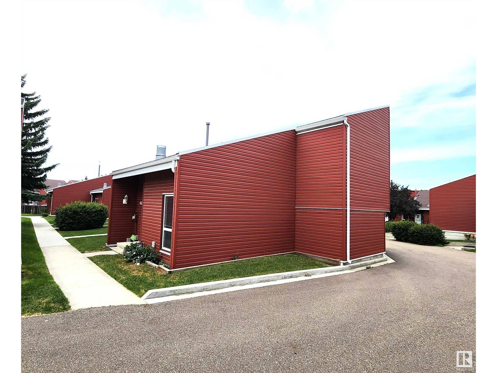 Edmonton, AB T6X3N3,613 MILLBOURNE RD E NW