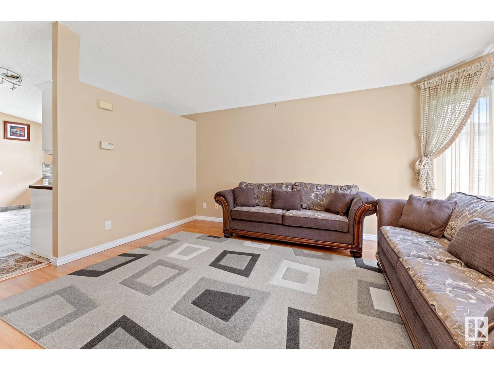 Edmonton, AB T6L6Y1,1071 JONES CR NW
