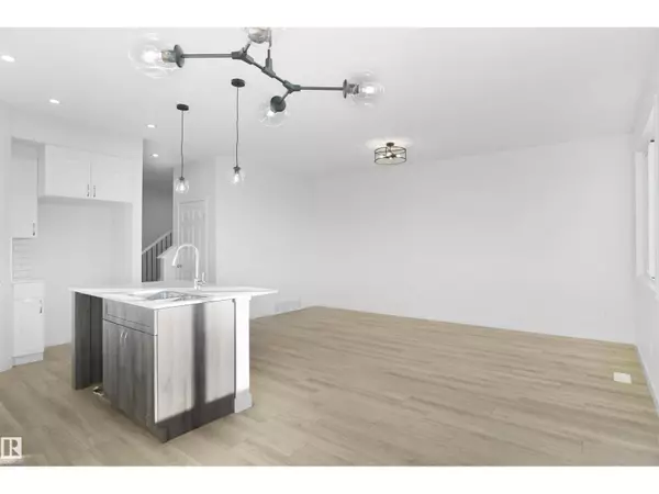 Edmonton, AB T6W5G7,2112 210 ST NW