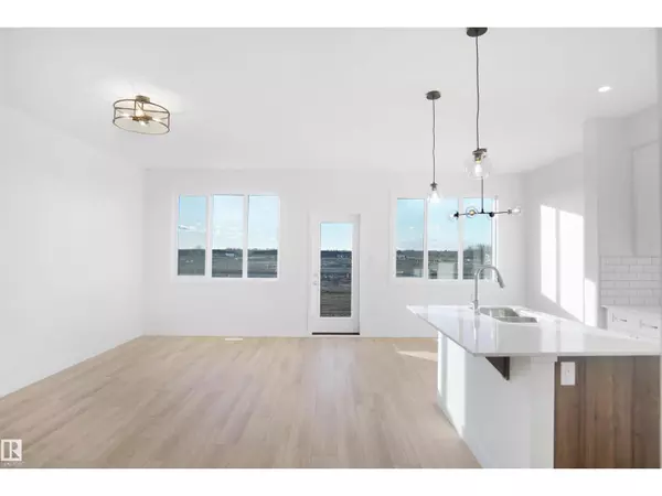 Edmonton, AB T6W5G7,2112 210 ST NW