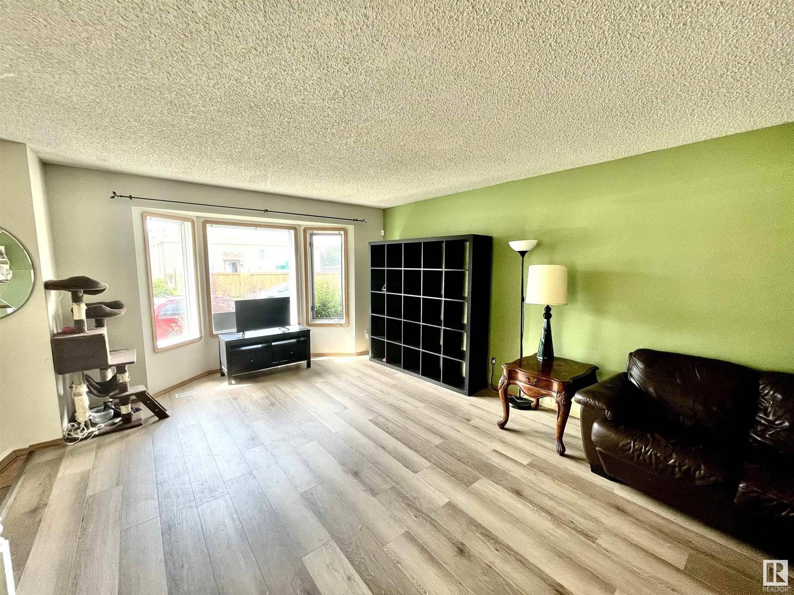 Edmonton, AB T6L6K5,3508 44 AV NW