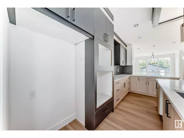 Edmonton, AB T5M0M9,11442 125 ST NW