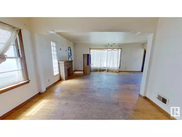 Edmonton, AB T5M3K1,11135 GROAT RD NW