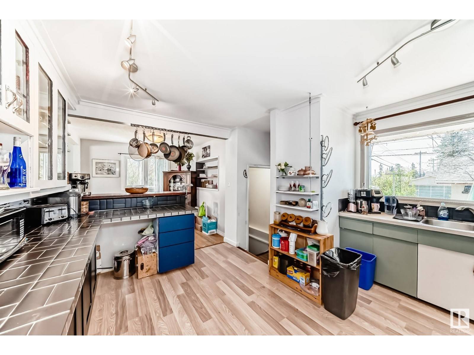 Edmonton, AB T6H0R6,10555 53 AV NW