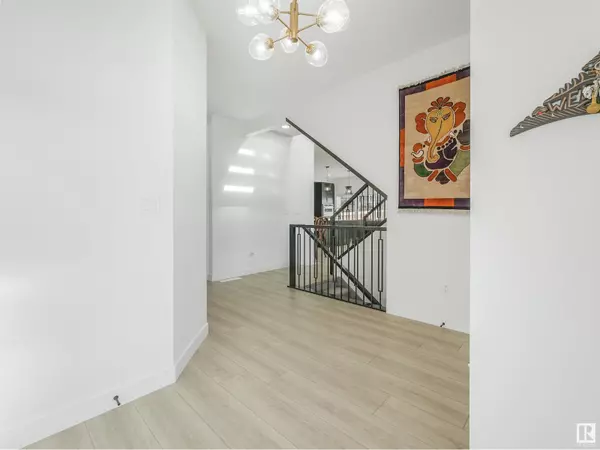 Edmonton, AB T6W5C1,1581 HOWES PL SW