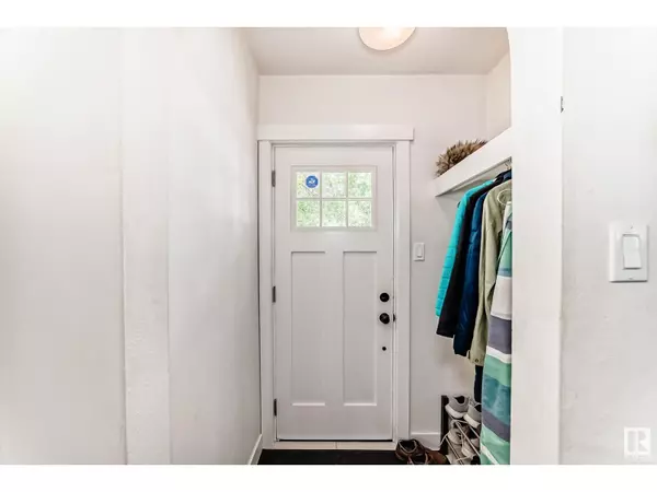 Edmonton, AB T6H2A5,10915 67 AV NW