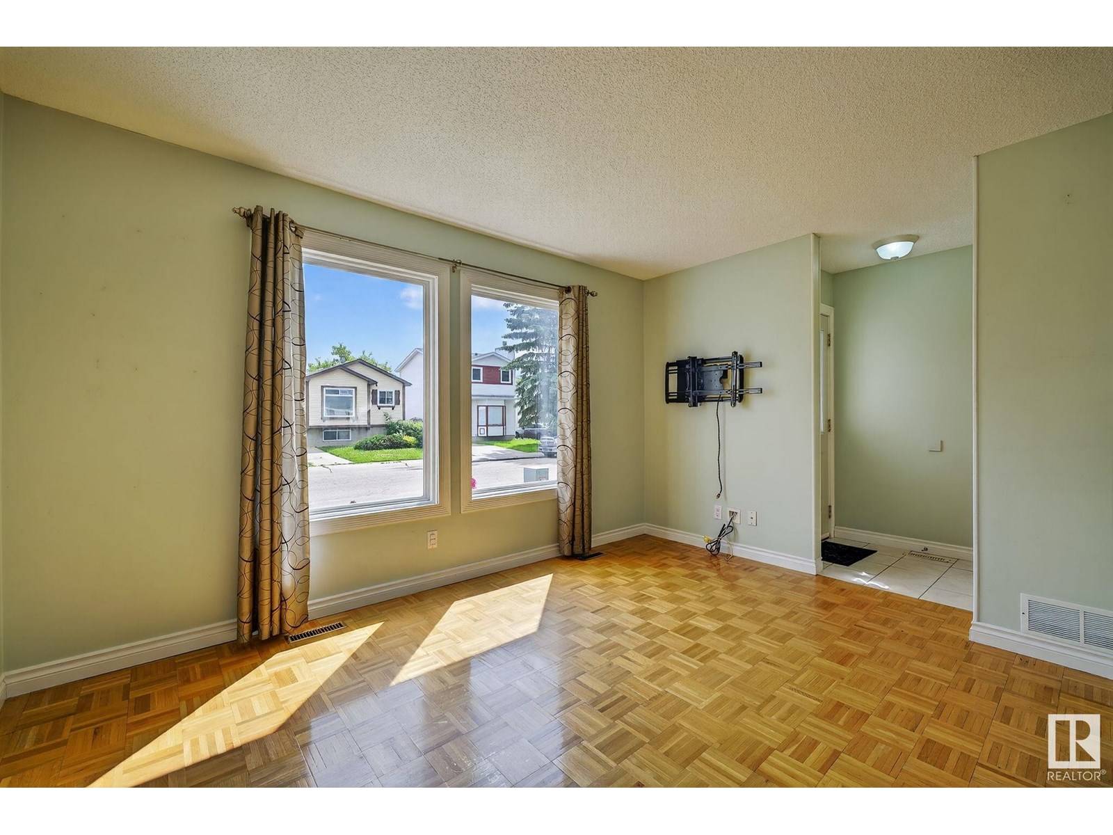 Edmonton, AB T5Z2R1,15616 83 ST NW