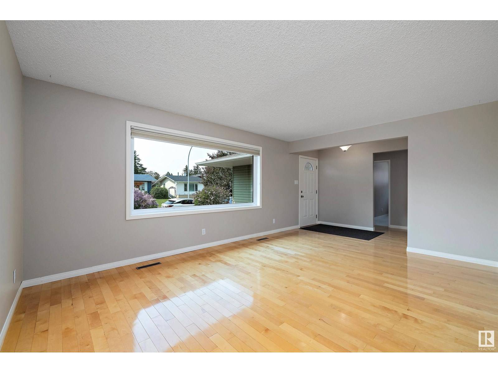 Edmonton, AB T6J0M9,11716 39 AV NW