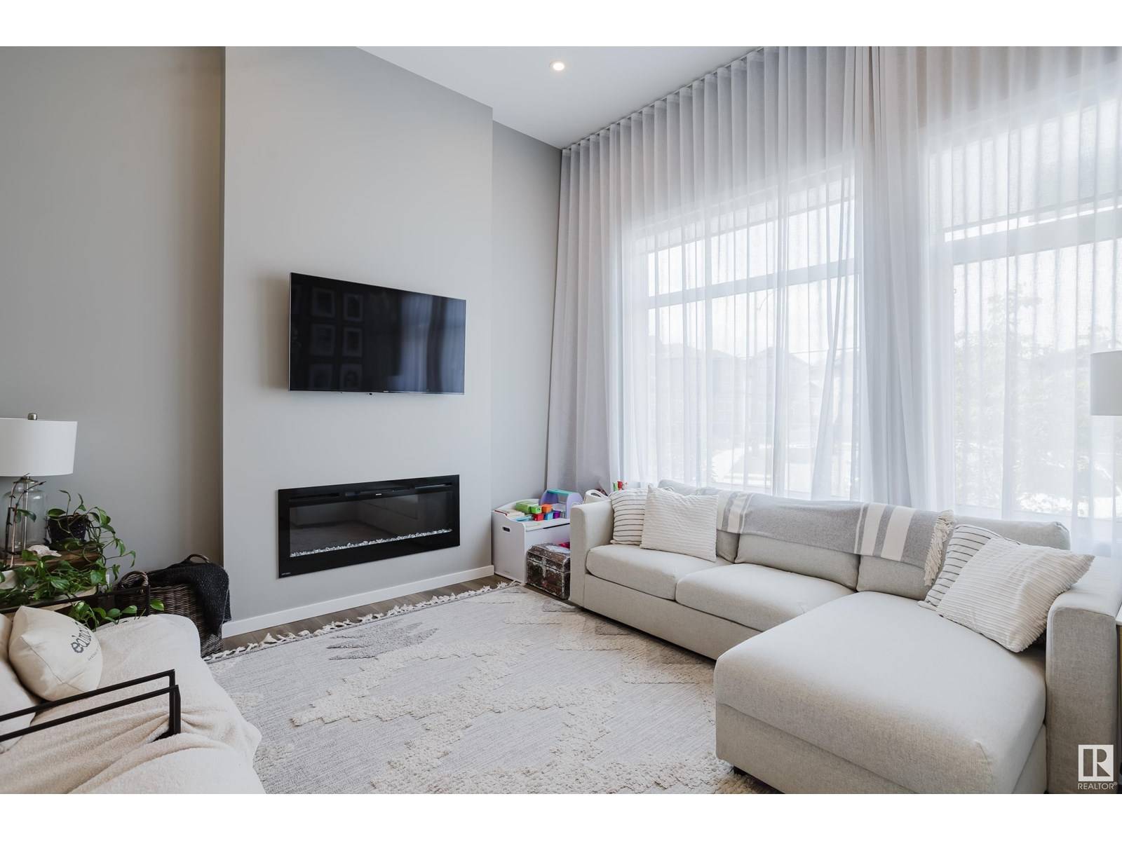 Edmonton, AB T6T2L7,411 37 AV NW