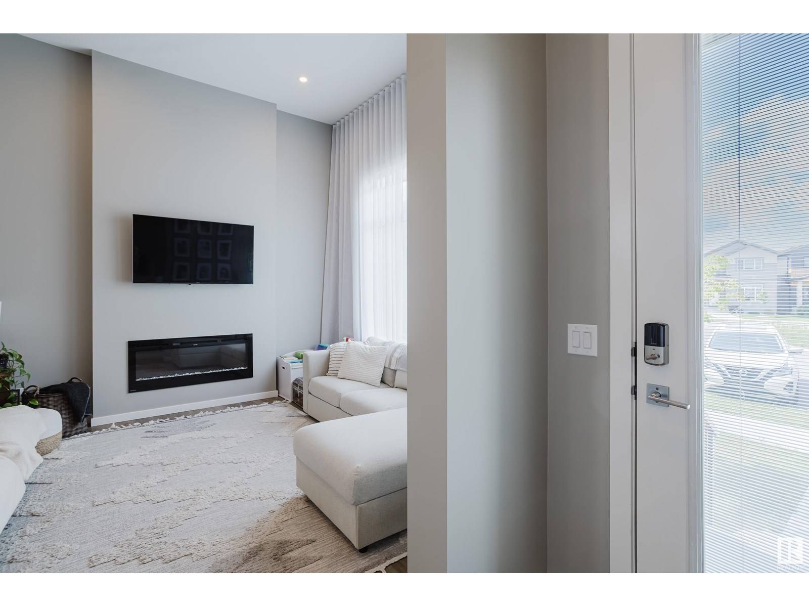 Edmonton, AB T6T2L7,411 37 AV NW