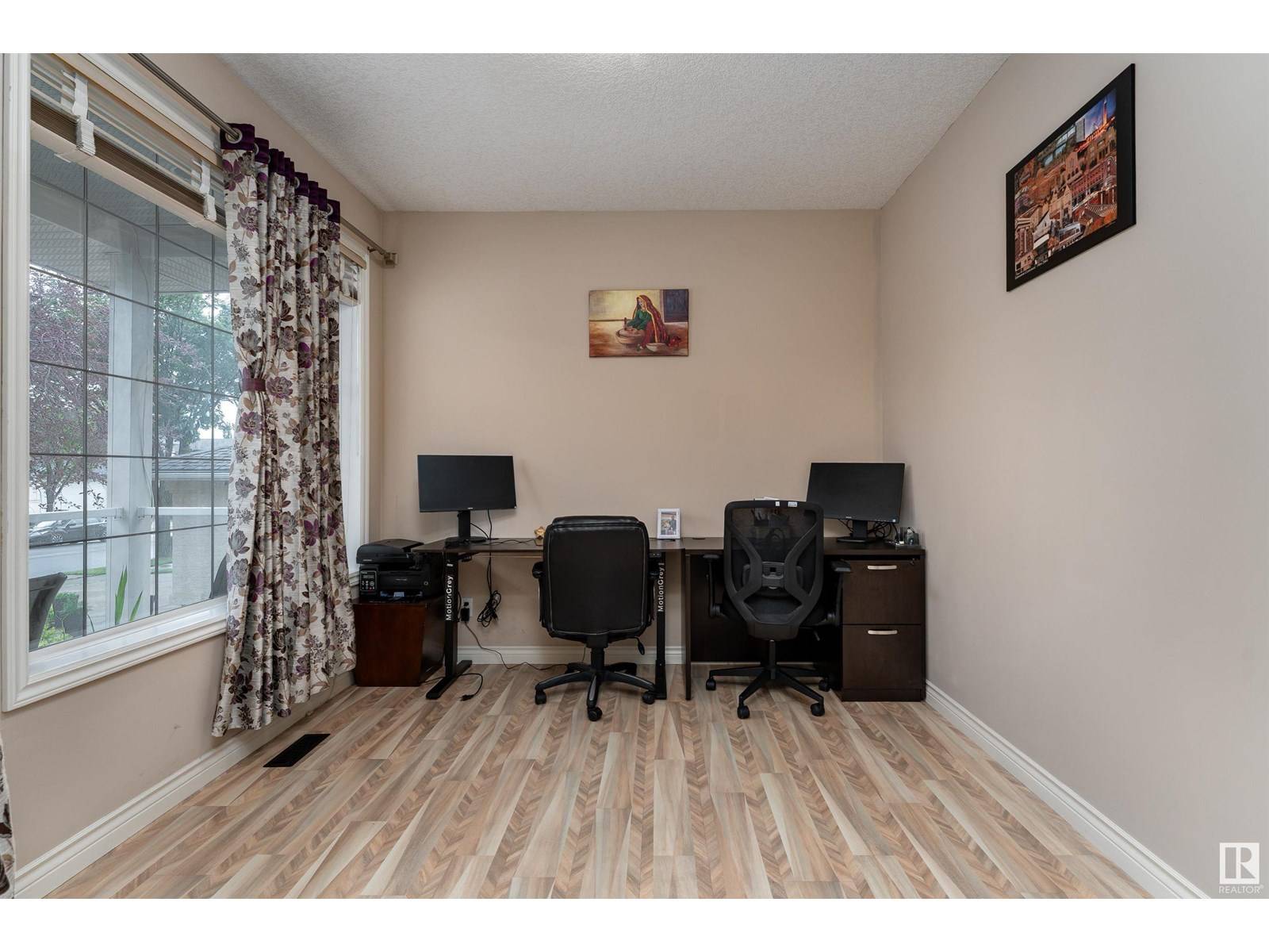 Edmonton, AB T6R2T8,387 HEATH RD NW