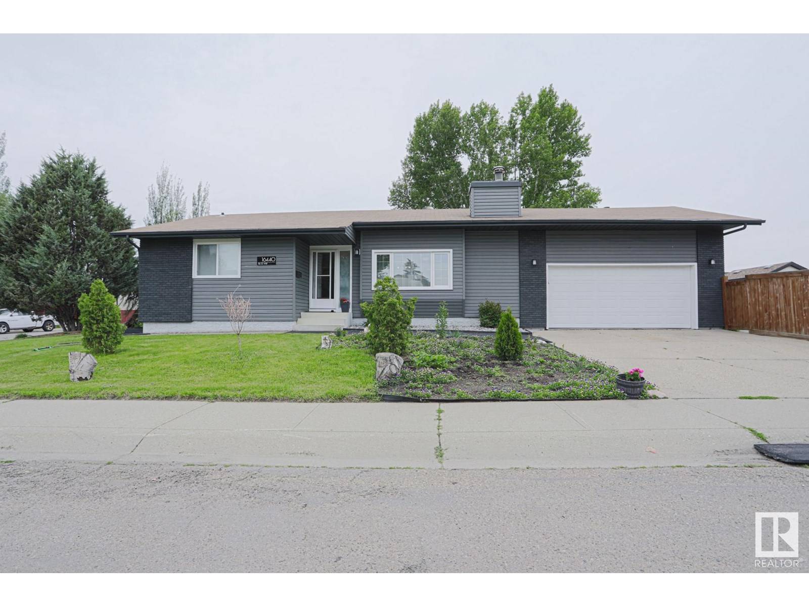 16440 116 ST NW, Edmonton, AB T5X3T8
