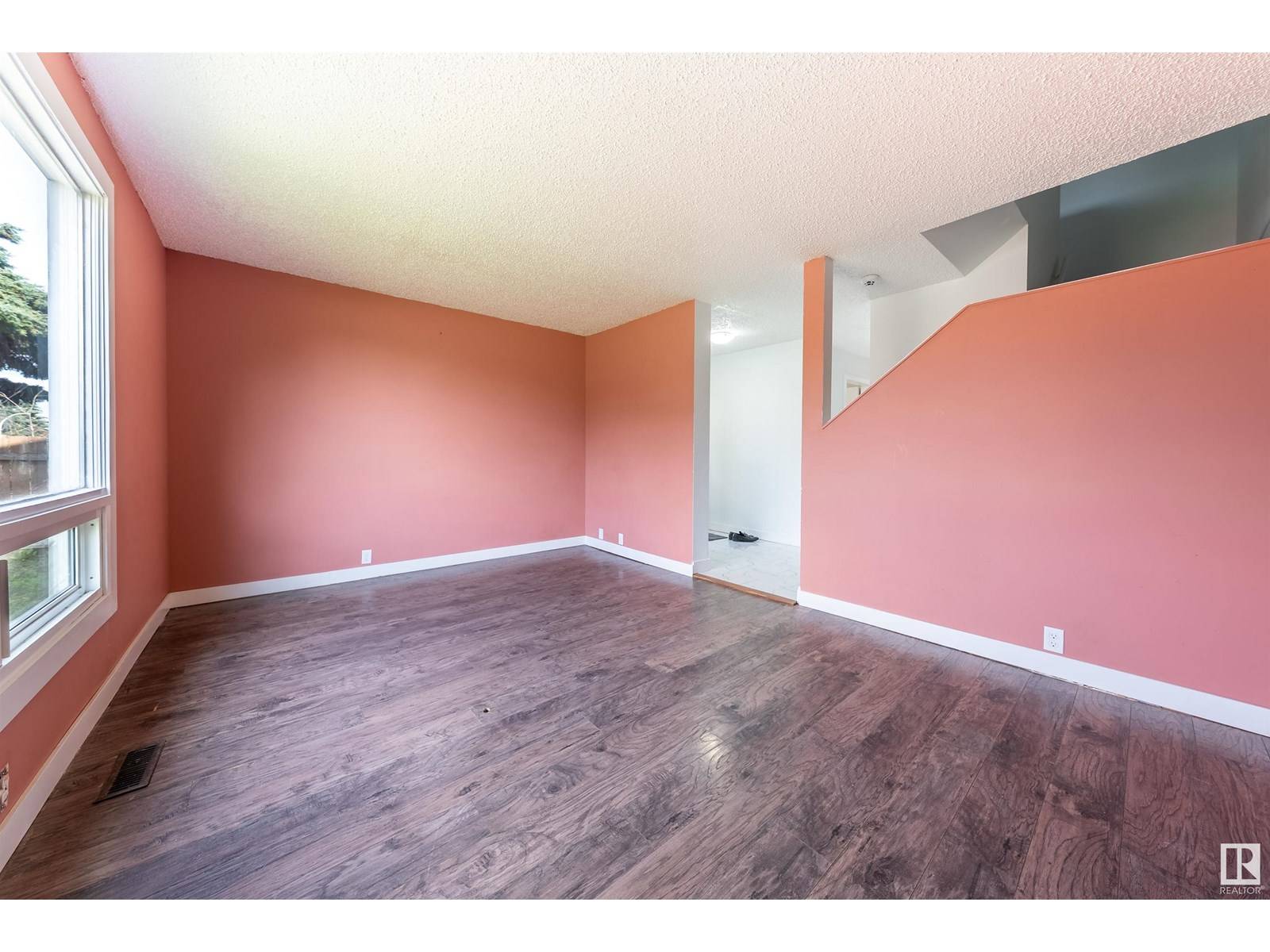 Edmonton, AB T6L6C3,4543 32 Avenue NW