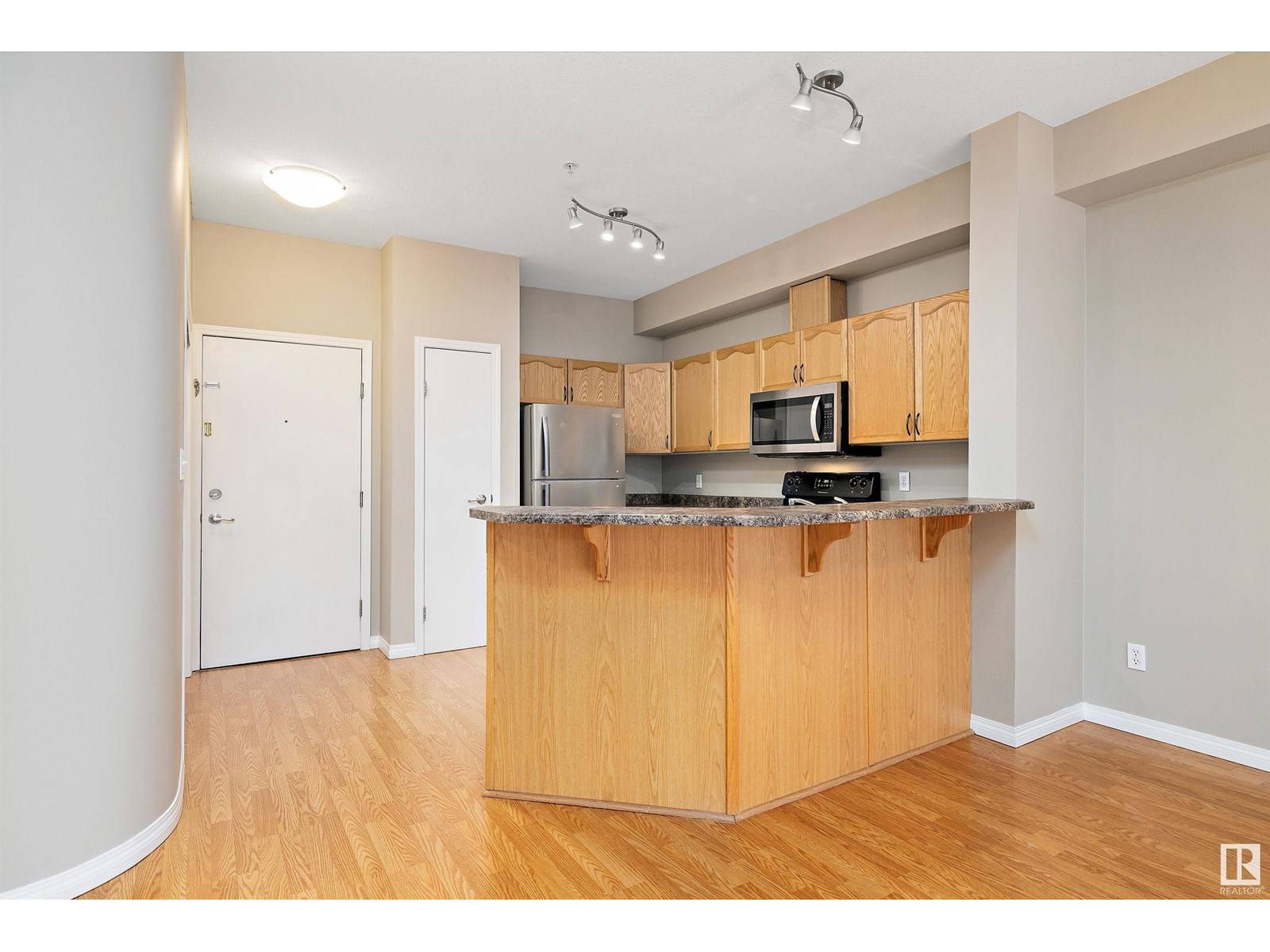 Edmonton, AB T5Y0H6,#211 4304 139 AV NW