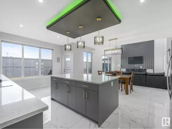 Edmonton, AB T5Y4C8,1104 152 AV NW