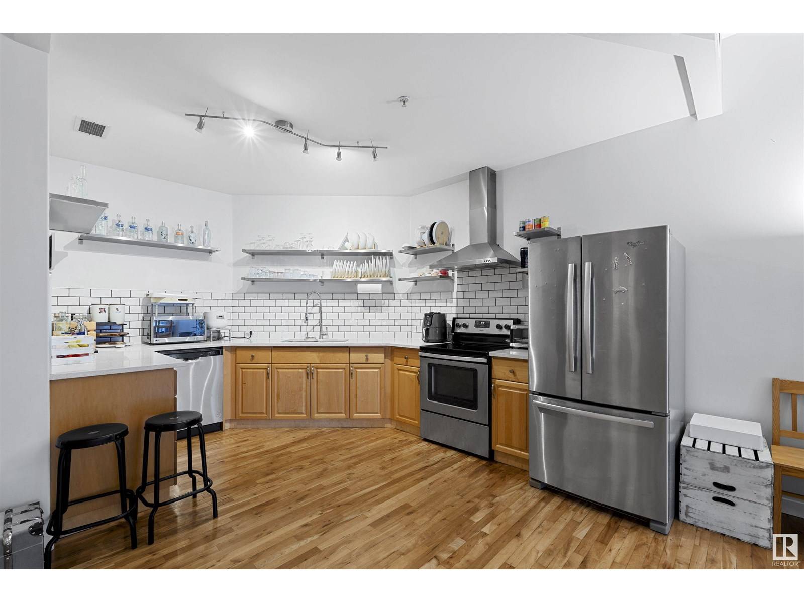 Edmonton, AB T5J5E7,#602 10106 105 ST NW