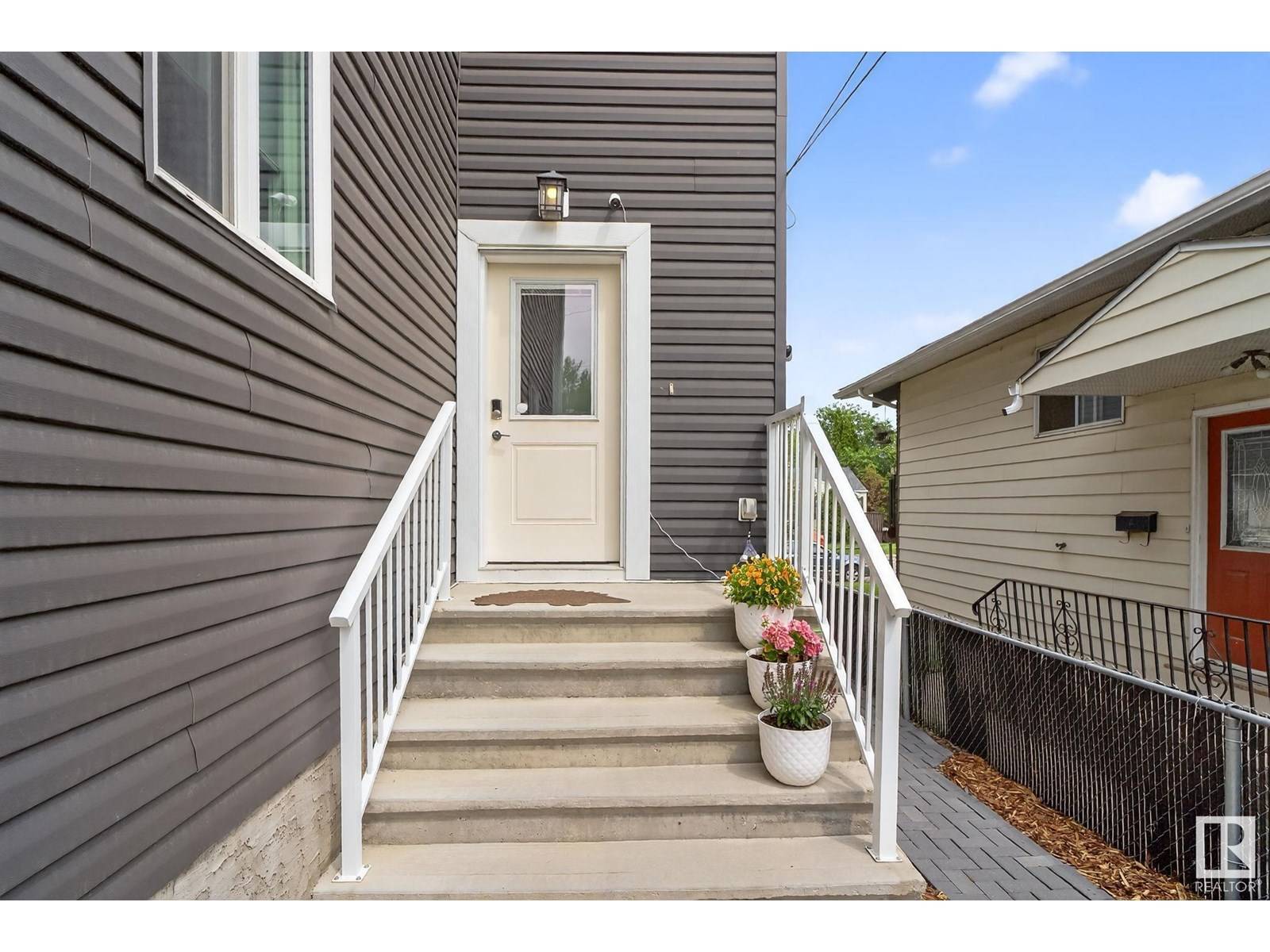 Edmonton, AB T6E1K6,9833 76 AV NW