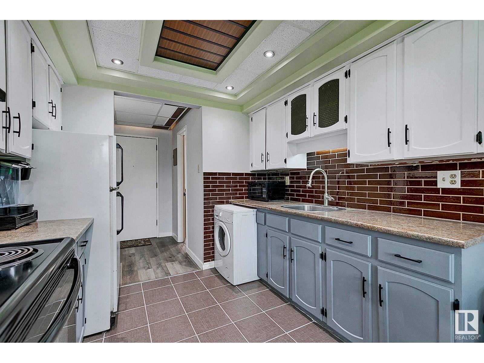 Edmonton, AB T5R2E1,#204 7825 159 ST NW