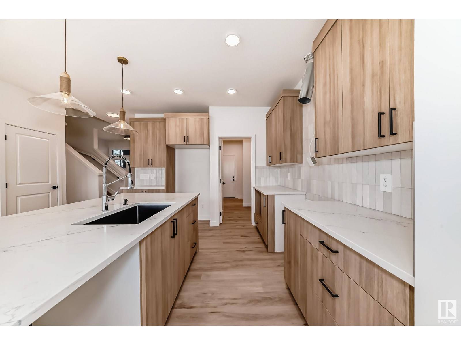 Edmonton, AB T6W4Z7,5442 KOOTOOK RD SW