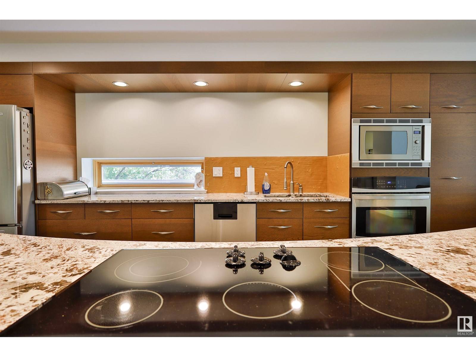 Edmonton, AB T6G0B8,11528 72 AV NW