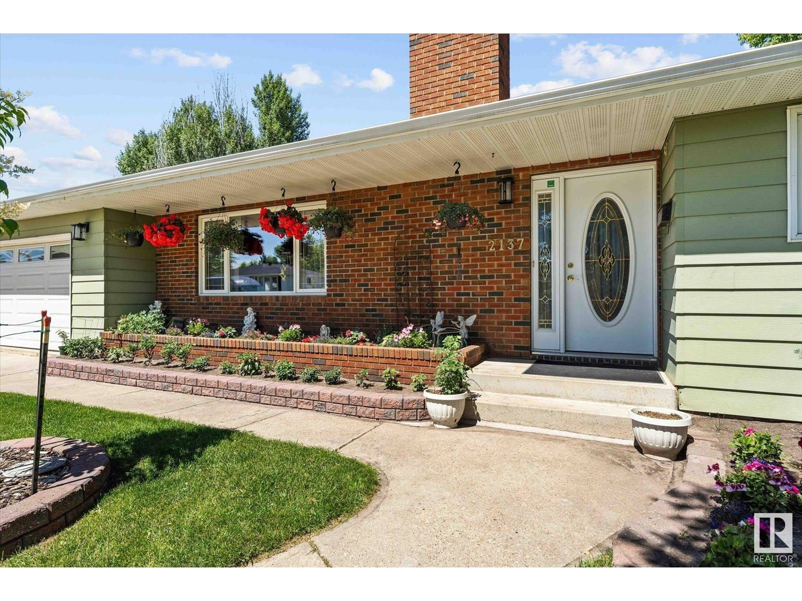 Edmonton, AB T6K2G1,2137 85 ST NW