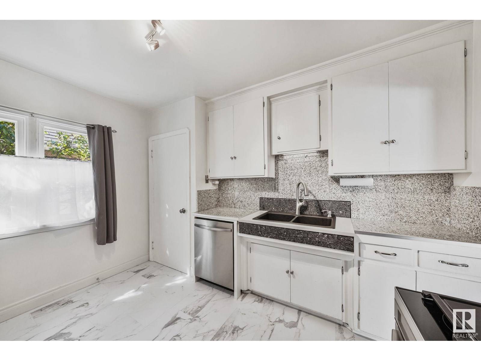 Edmonton, AB T5G0E9,11522 101 ST NW