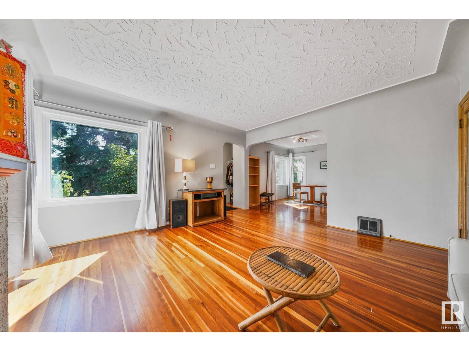Edmonton, AB T5G0E9,11522 101 ST NW