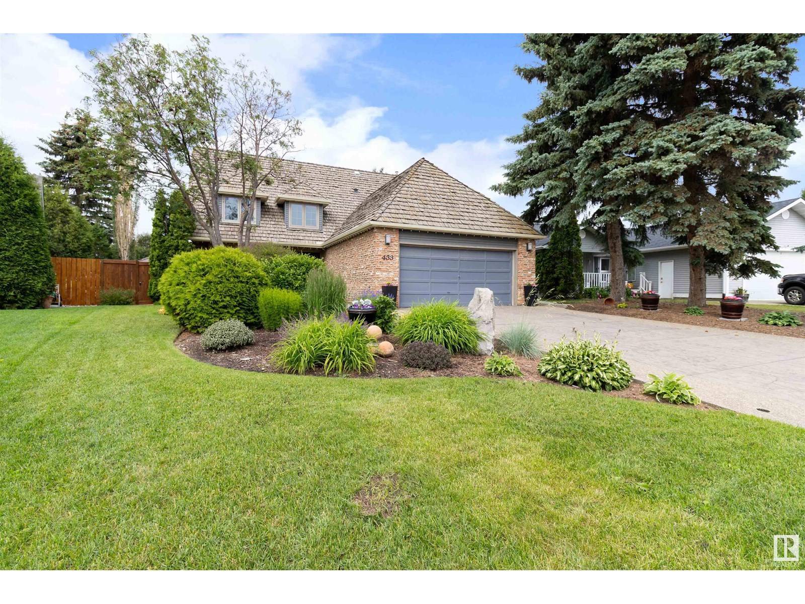 433 VILLAGE DR, Sherwood Park, AB T8A4K1
