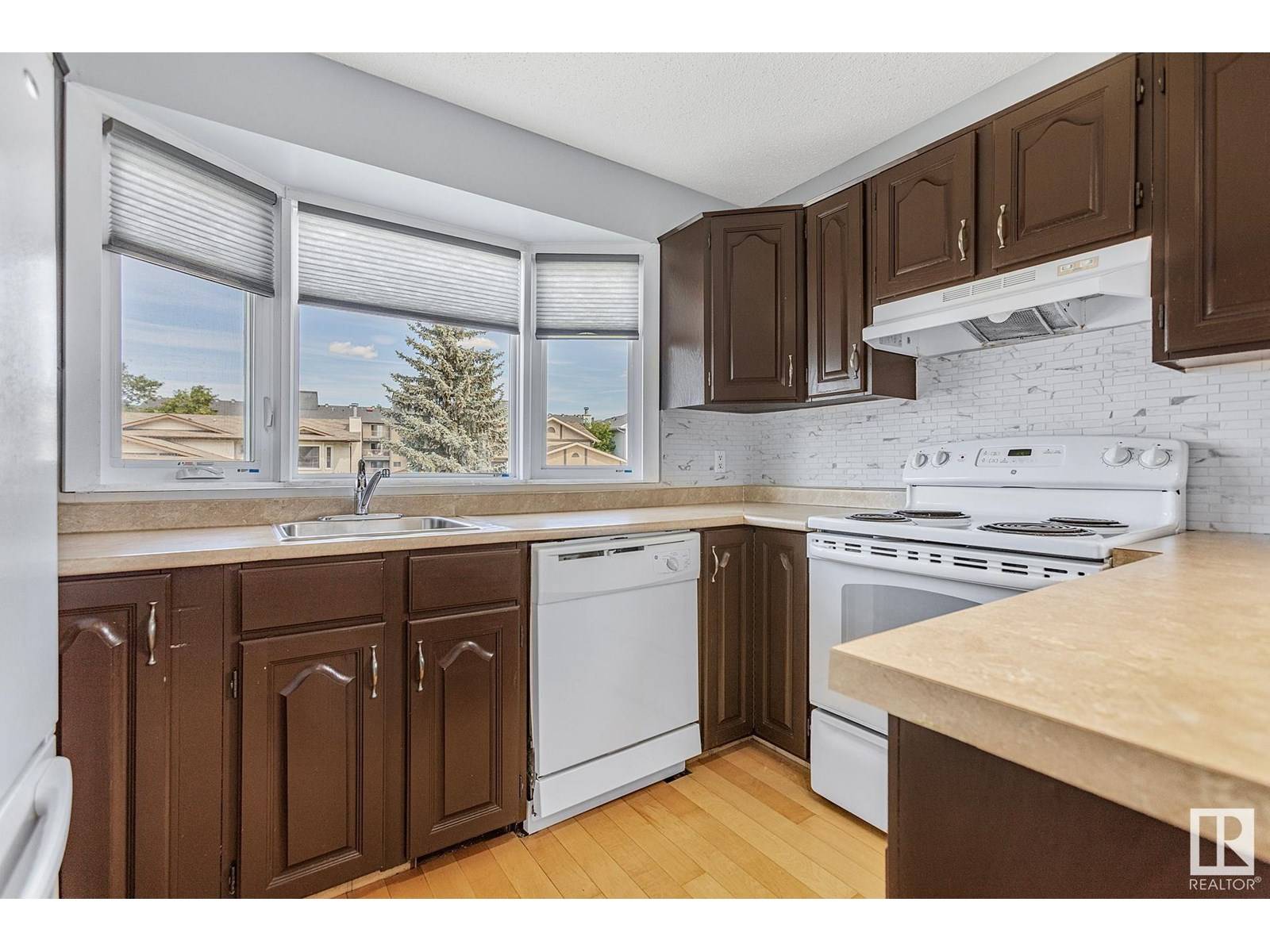 Edmonton, AB T6L2S9,4507 19 AV NW