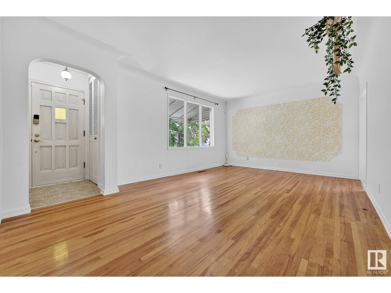 Edmonton, AB T6C0T3,8518 80 AV NW