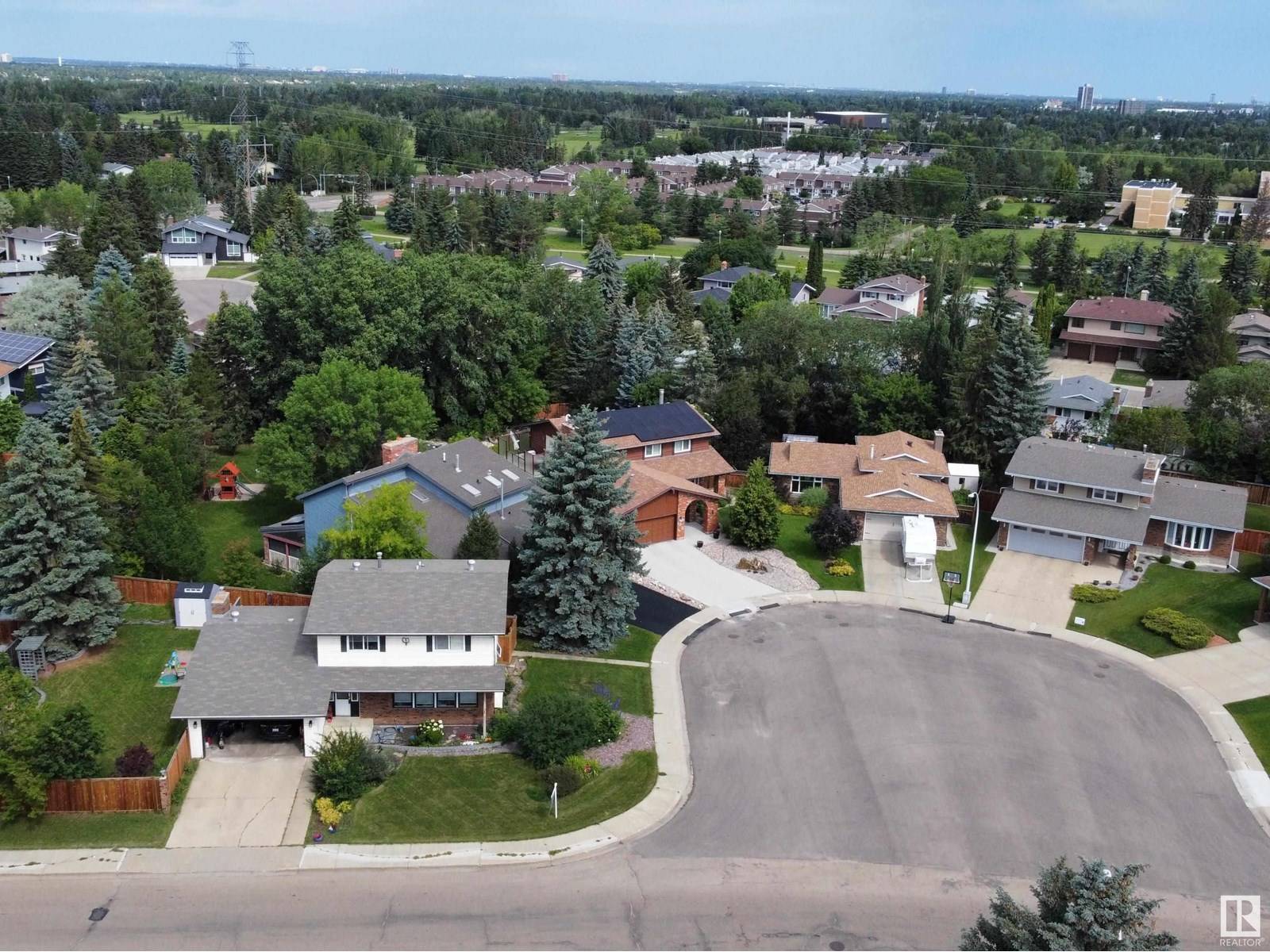 Edmonton, AB T6J3P2,11728 28 AV NW