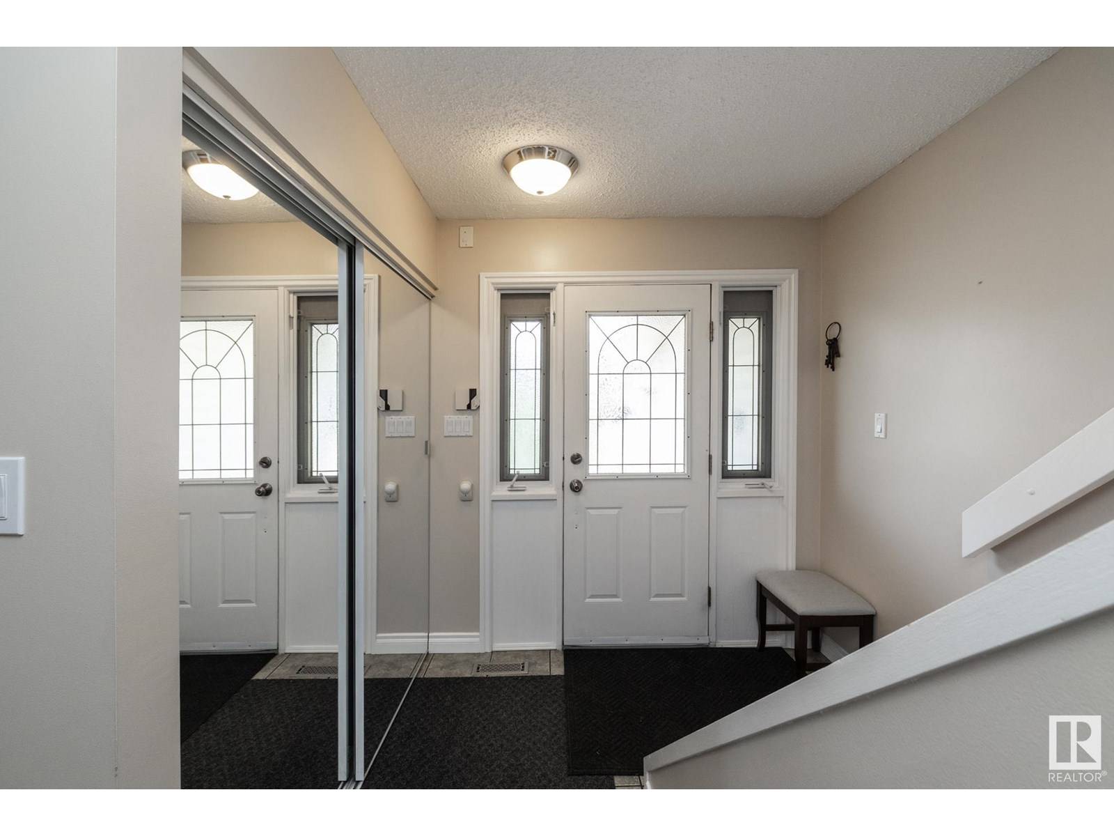 Edmonton, AB T6J3P2,11728 28 AV NW