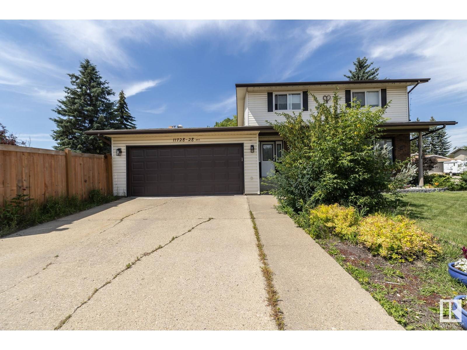Edmonton, AB T6J3P2,11728 28 AV NW