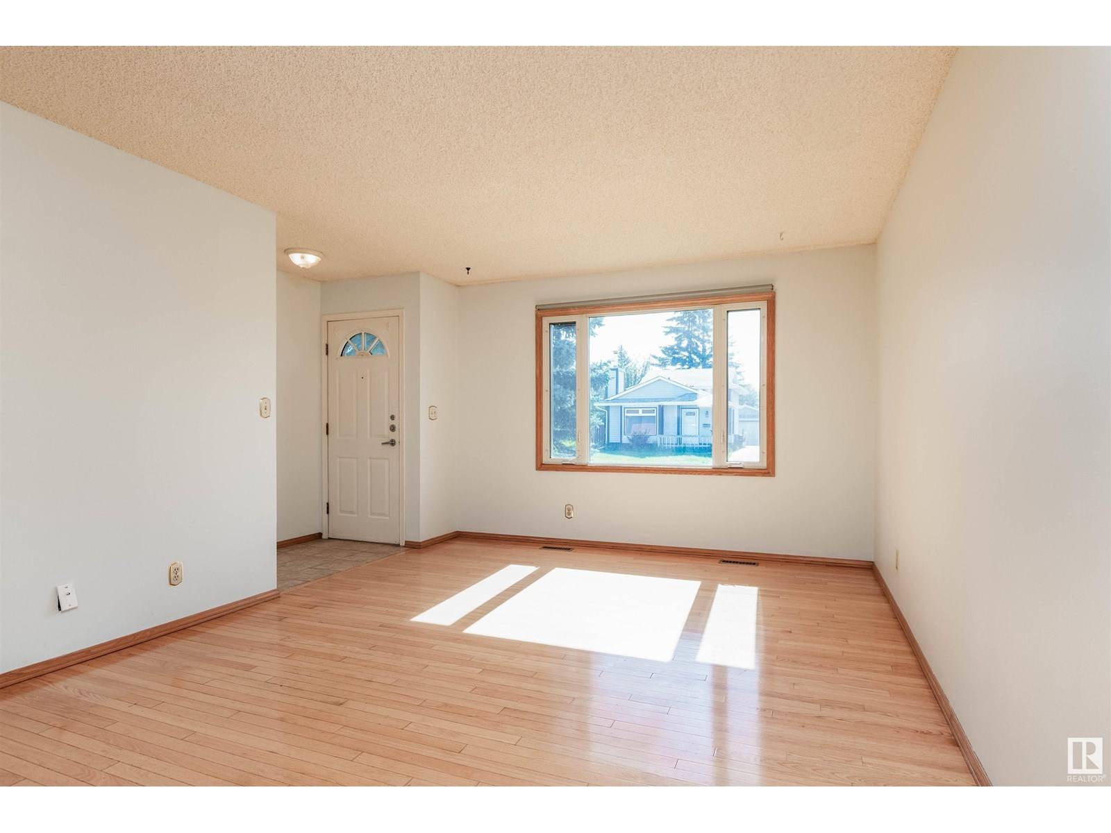 Edmonton, AB T5Y2L4,14528 29 ST NW NW
